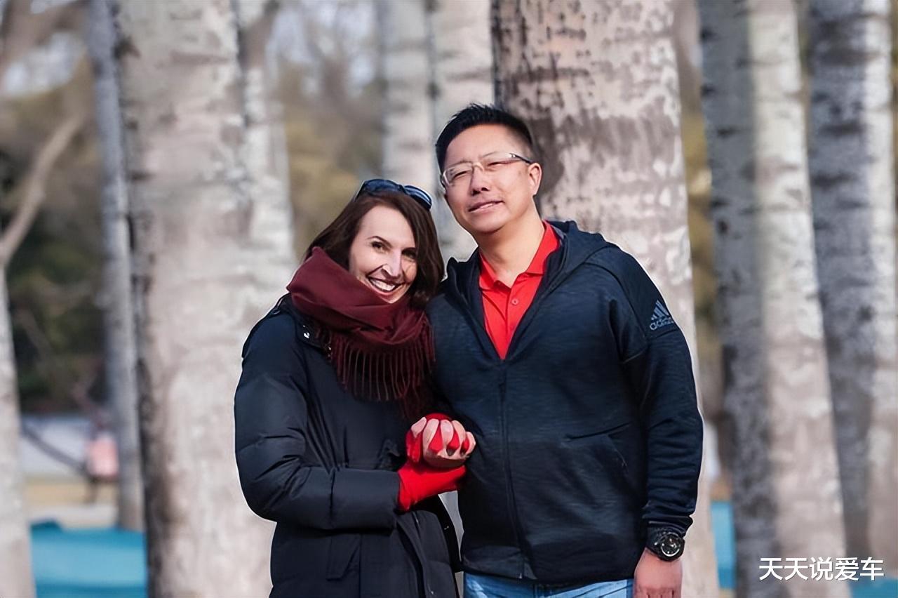 李阳|53岁李阳官宣得子，曾家暴前妻还皈依佛门，现给娇妻洗脚好甜蜜