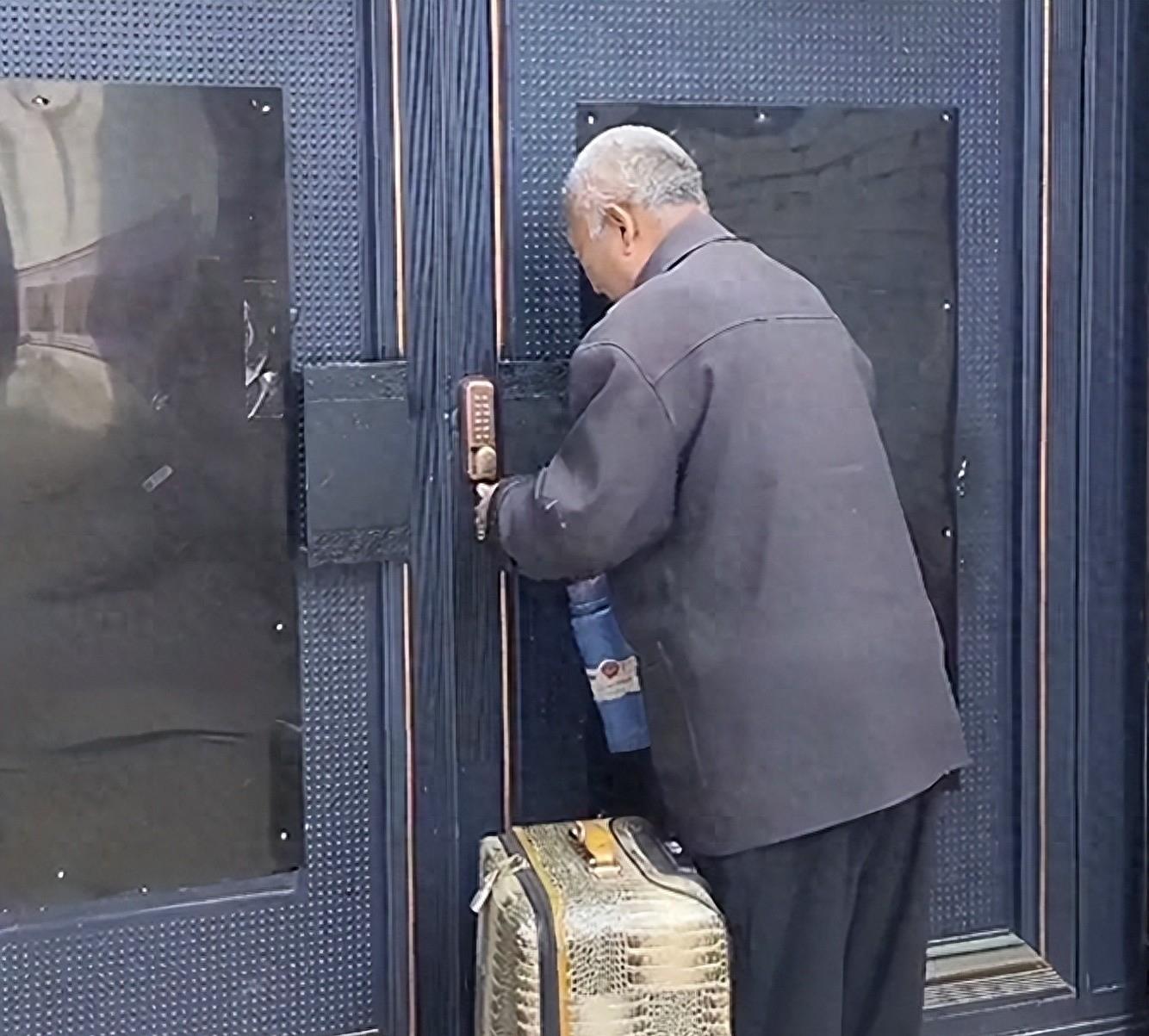 善恶到头终有报！遭到老大爷堵门的大衣哥朱之文，已经活成了一个笑话