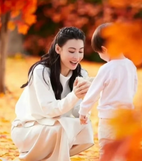 曝张柏芝已完婚!婚礼现场疑曝光,3胎当花童,谢霆锋隔空送祝福