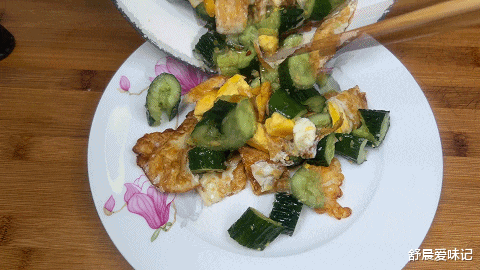 |鸡蛋不煮不炒,和黄瓜简单拌一拌,鸡蛋金黄焦香,黄瓜清脆爽口呢