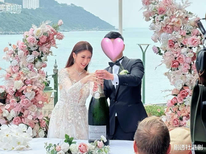 恭喜!39岁香港人气女星在海边大婚,婚纱造型像岸上美人鱼