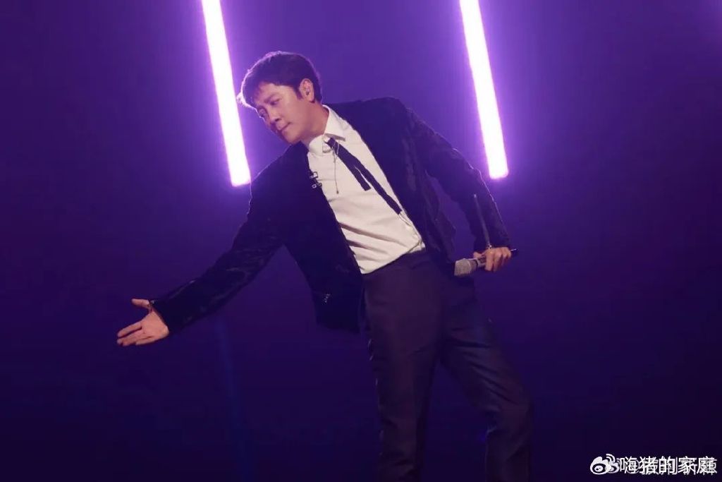 54岁蔡国庆晒两个帅儿子上热搜，父子三人共用一张脸，妻子身家过亿身份成谜