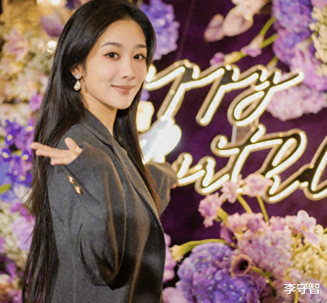 欢乐颂四美李现等为杨紫庆生，肖战成毅罗云熙及长相思三帅等缺席