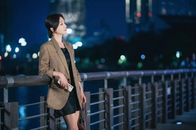 秦岚的反向多巴胺穿搭，有点东西！