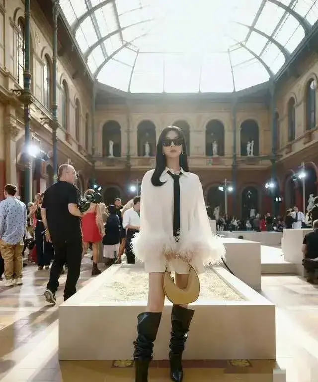 32岁杨紫参加巴黎时装周,部分秀场合影释出