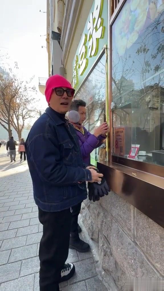 任贤齐哈尔滨买宫廷饼被热议,卖饼小妹实力抢镜,网友说买贵了