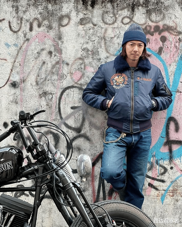 张继聪晒骚肌照支持MIRROR成员,赞其有才华、态度好!