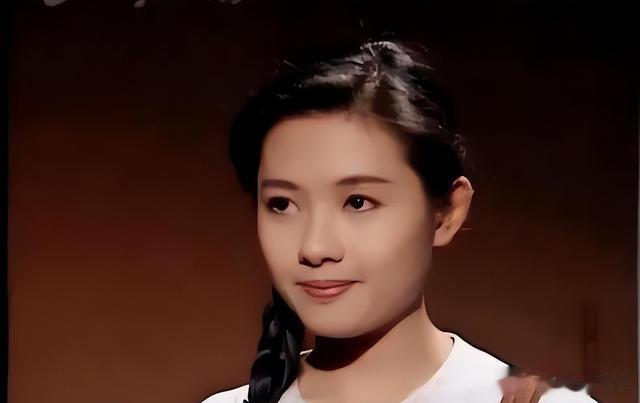 她是“蜜桃”女星,被曝“三人运动”,一个月52次