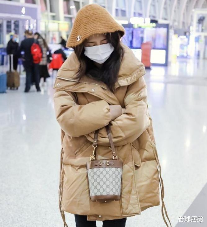 终于见到一个正常的女星了，首映礼上，女演员穿着羽绒服，开眼吧