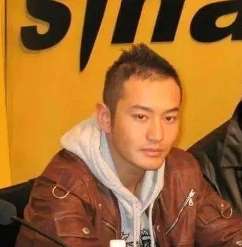 黄晓明|黄晓明红毯造型翻车,衣品土气假发套穿帮,身高被拍成五五分