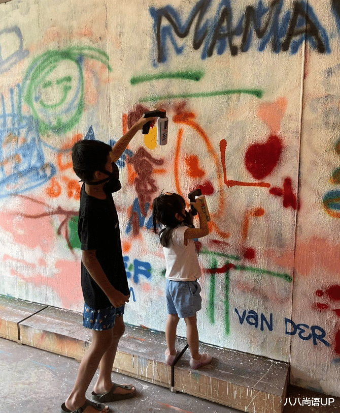 45岁孙燕姿和亲妹妹,长着同款眼睛高鼻梁、尖下巴,人生却大不同