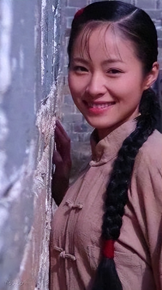 到处认干爹干哥,专找金主献身上位,“文艺女神”江一燕现形记