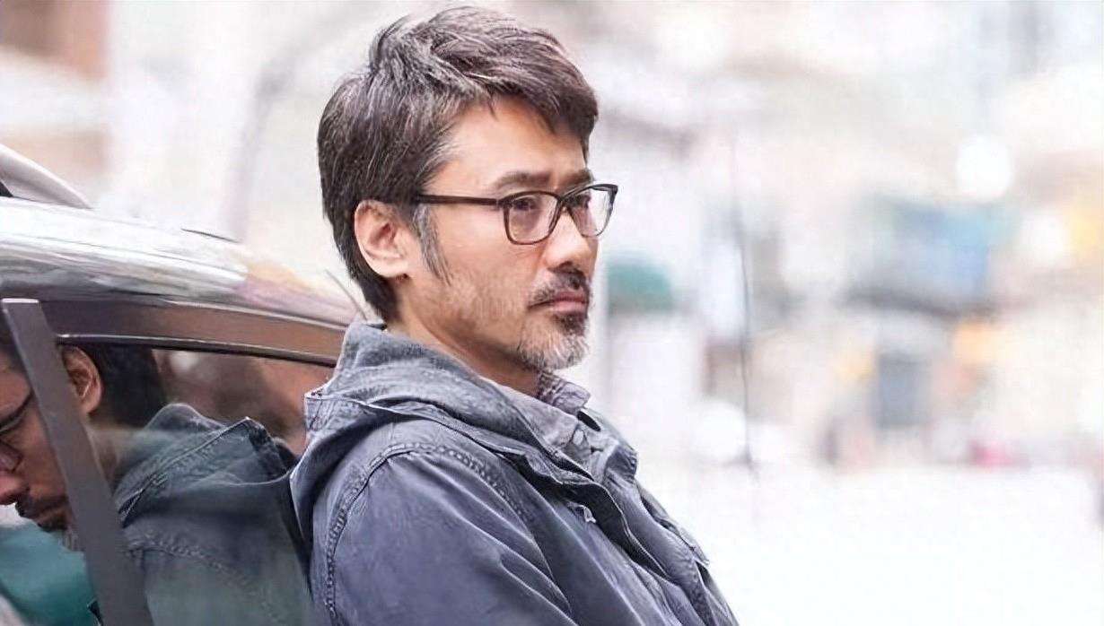 善恶终有报,54岁移居美国的吴秀波,从叔圈顶流变成了发福的大叔!