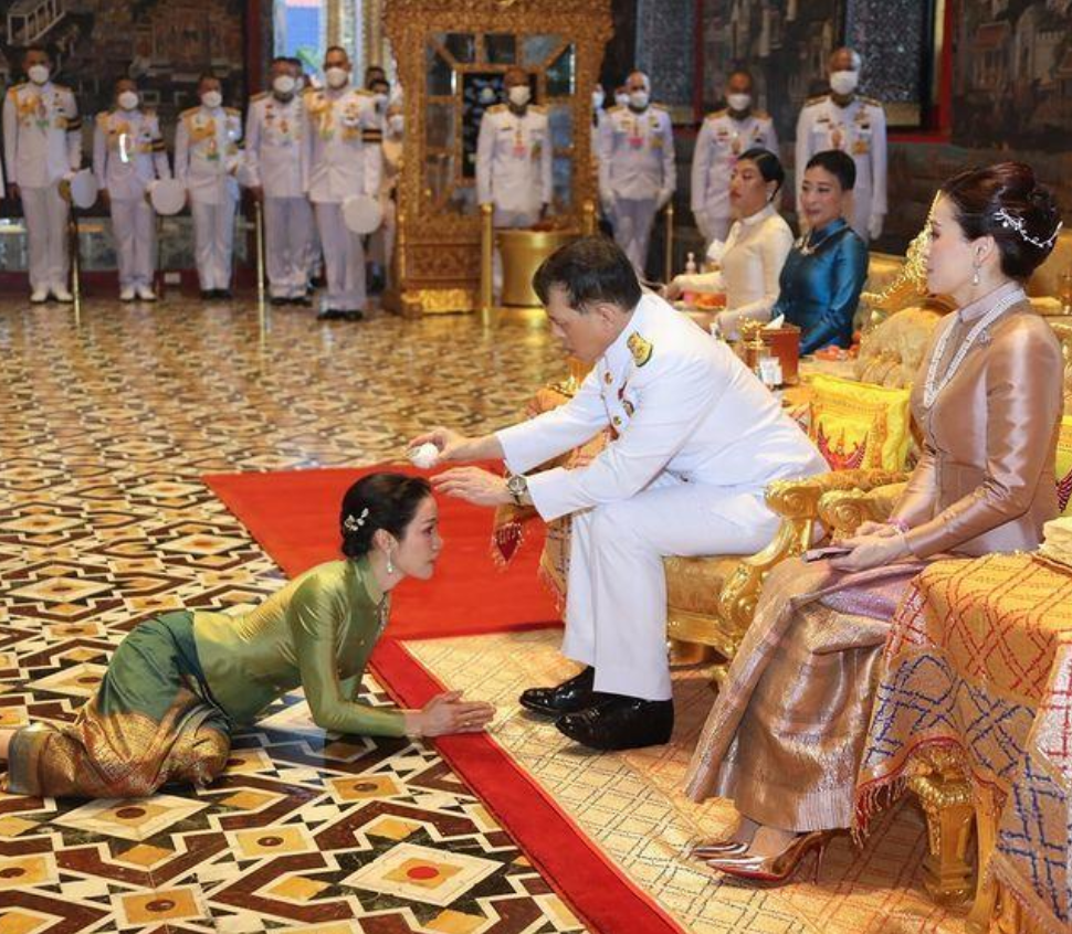 泰国王后又换新发型!头发留长10厘米,一头黑长直美过85后贵妃了