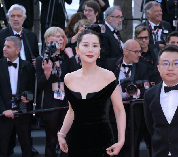 刘诗诗|刘诗诗和海清集体败北戛纳,前者脖子太僵硬刻意,后者妆容惨白