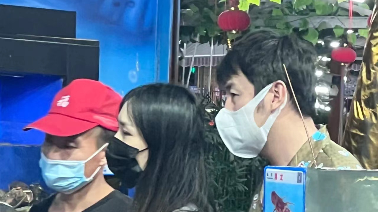 雷佳音|雷佳音三亚度假被偶遇，身穿超7000元短袖，与美女老婆同框如父女