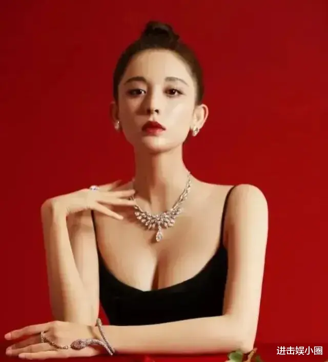 古力娜扎与小鲜肉疑似同居，两人相识多年，男方爱拍性感床照