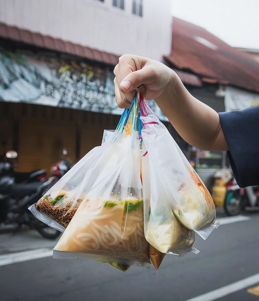 小吃|路边摊都往碗里套塑料袋,高温热汤直接倒在里面,不会有毒吗?
