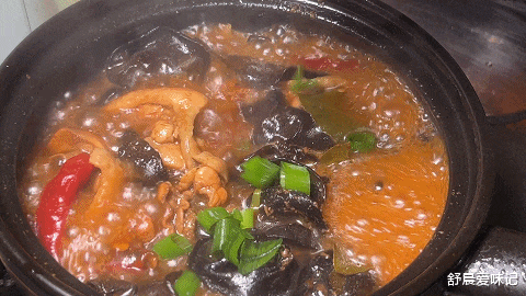 木耳|20元一份的砂锅鸡在家自己做,色泽红润看着有食欲,软烂易脱骨