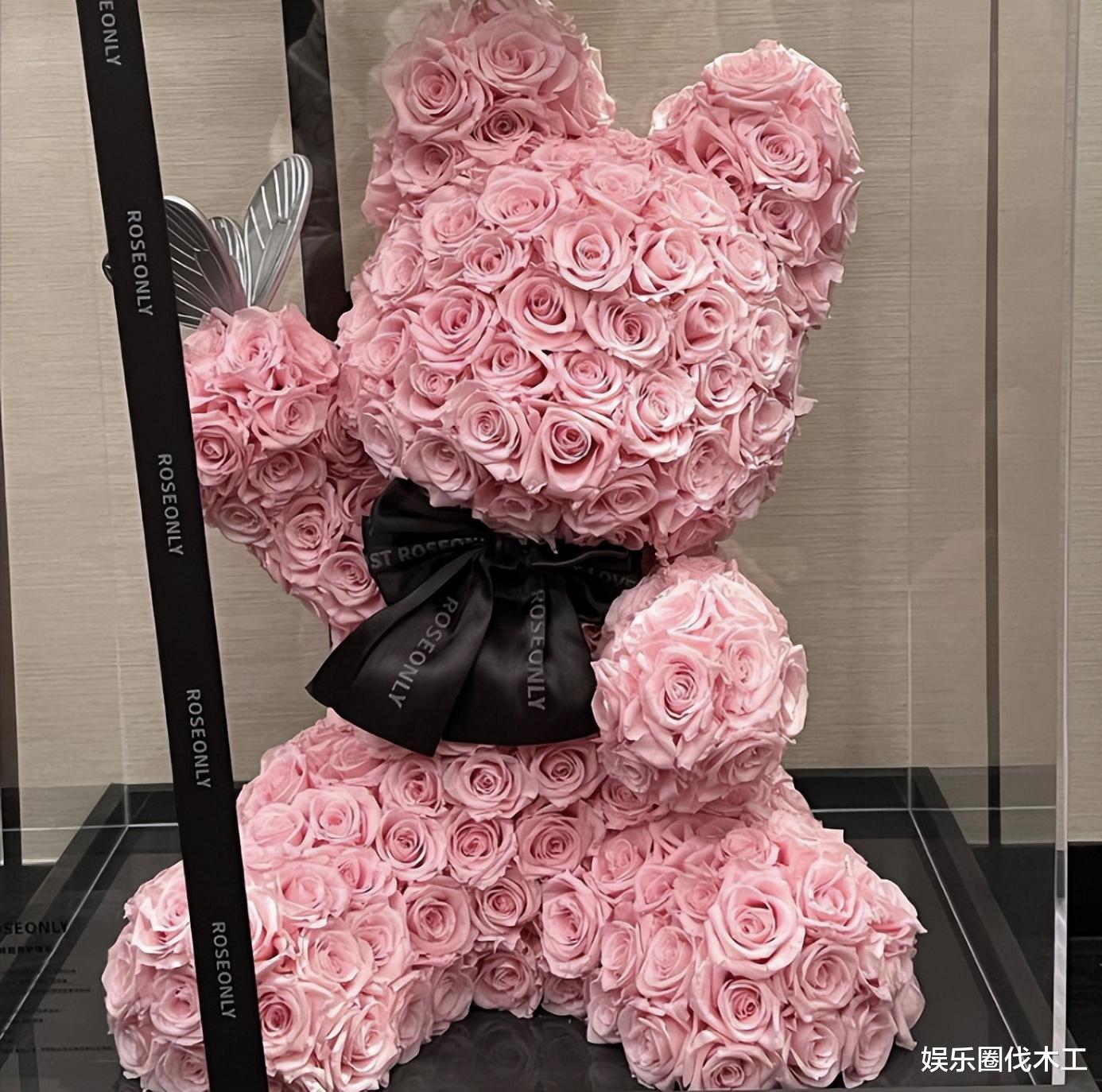 曝杨颖公开秀恩爱！晒10w永生花、喊对方宝贝，钻戒吸睛疑好事将近