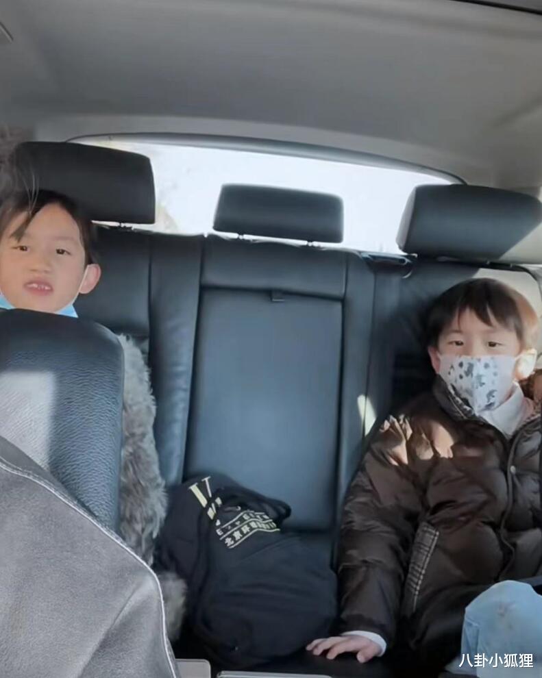 孙莉|孙莉携仨子女踏冰,多多素颜出镜脸型变精致,网友直呼被美晕了