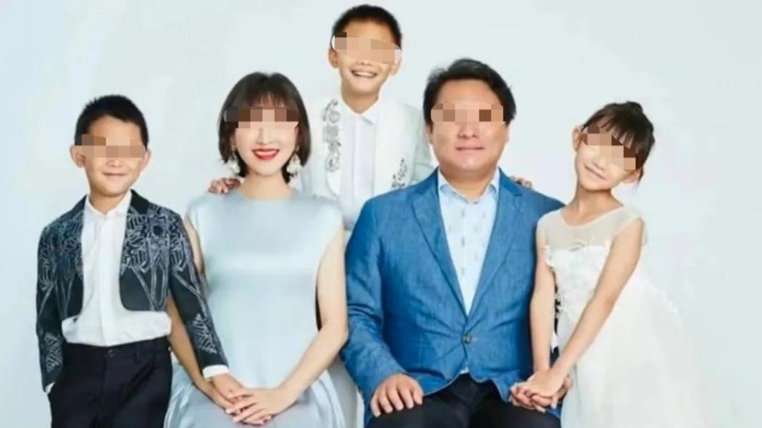 19岁与导演“私奔”裸婚，在地下室连生3胎：她果然够狠…