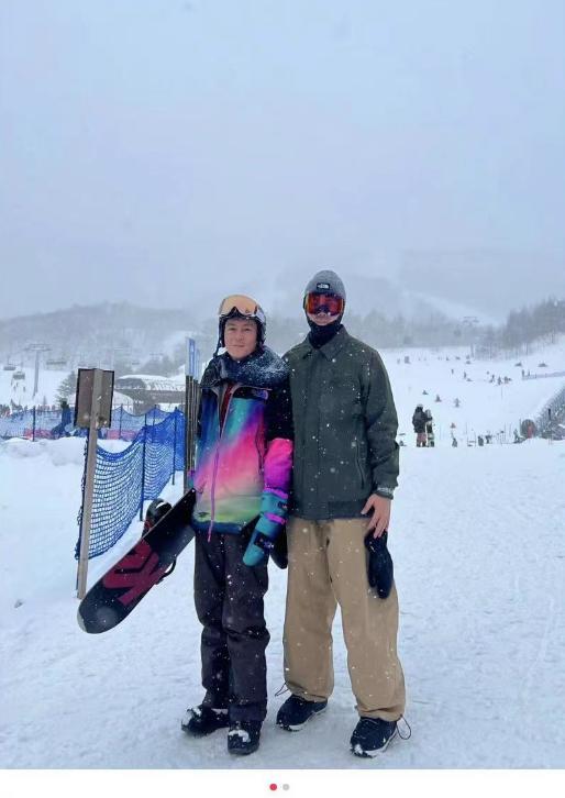 陈冠希带妻女日本滑雪,摘帽后真实容颜被拍,大把白发老得不敢认
