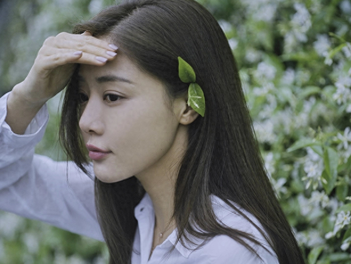 演员邓家佳:10年婚姻和平分手,离婚4年,事业爱情双丰收