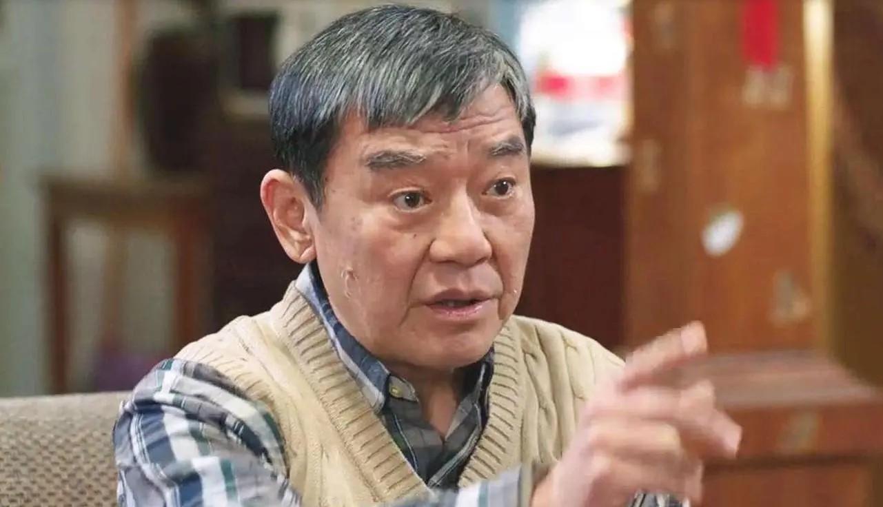 李立群深夜感慨,儿子偷偷给他签下2年3000万合同,老骨头扛不住