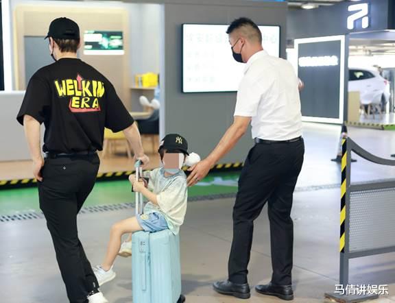 黄晓明|黄晓明杨颖深夜在家碰头,有说有笑关系暧昧,娱记:复婚概率大