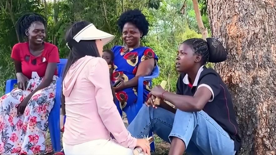 网红rose被吐槽，模仿菲利斯假借孝心赚流量，网友：找茬博眼球