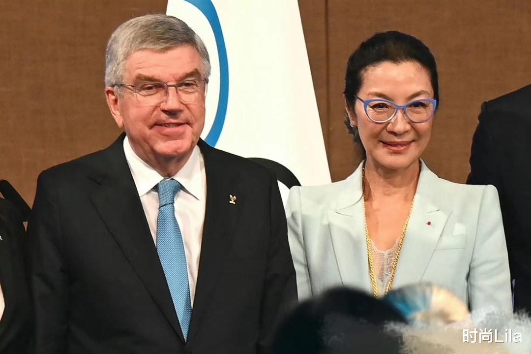 杨紫琼国际奥委员当选，讲台发言铿锵有力，61岁西装革履太惊艳
