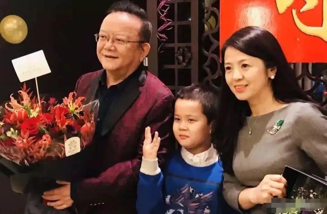 闫妮|深夜大瓜!老戏骨“王刚”清空账号,网友质疑不简单,头像背景引热议。