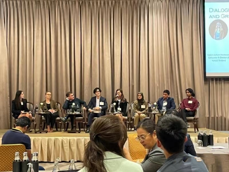 赌王千金何超欣参加活动,穿西服配短裙很优雅,脸型变化很大