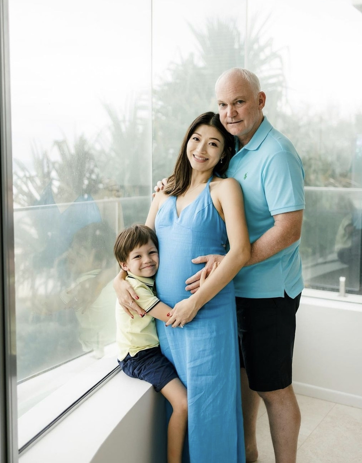 二胎|35岁港姐亚军退圈生二胎,大24岁外籍老公白发秃顶,混血儿太帅气