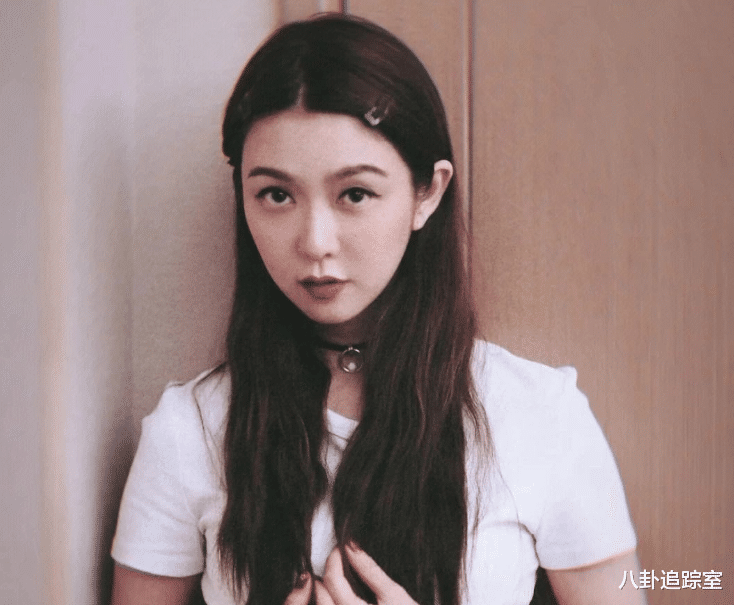 42岁薛凯琪现身扫楼，穿白吊带肤白貌美大长腿，被指撞脸林志玲