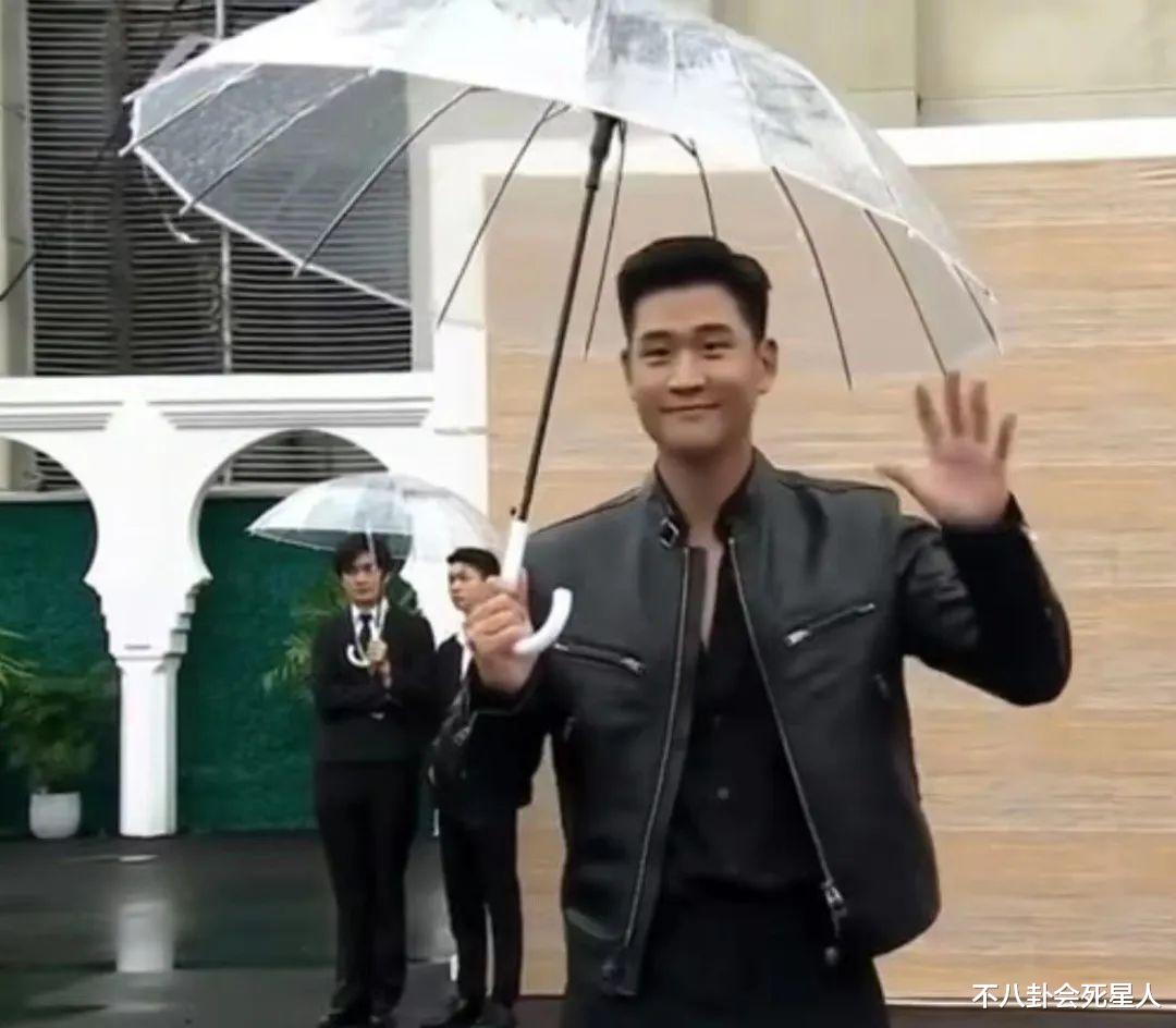 风云榜红毯被嘲像农村大舞台,明星打伞出场,女星礼服变脏拖布