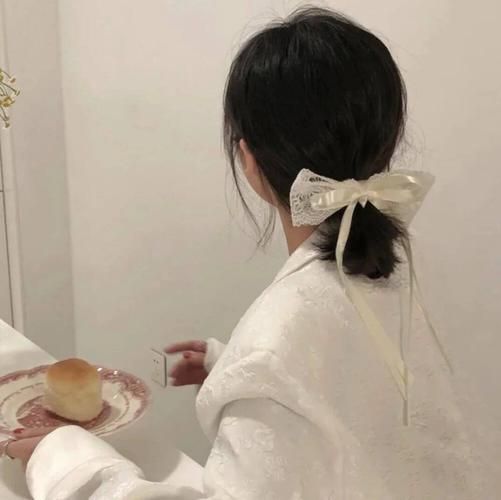 眉粉的优点是可以画出柔和自然的眉毛，且不容易脱妆。|美肤美宝