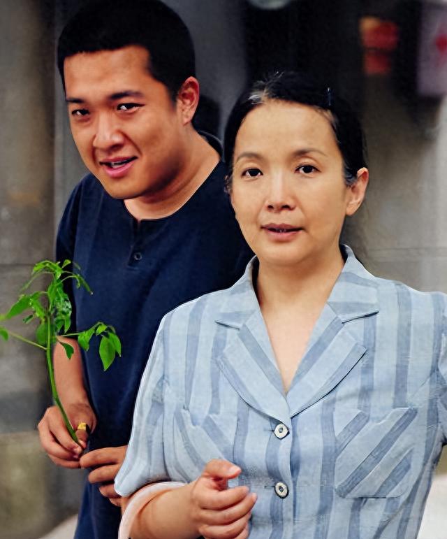 善恶终有报!63岁在美国捡垃圾的吕丽萍,终究活成了一个“笑话”