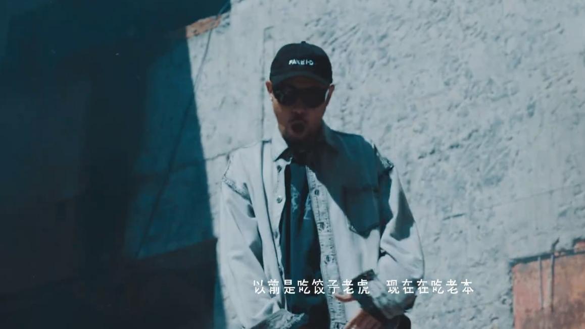 曝歌手热狗新歌内涵周杰伦，歌词挑衅不尊重人，过往黑料被扒出