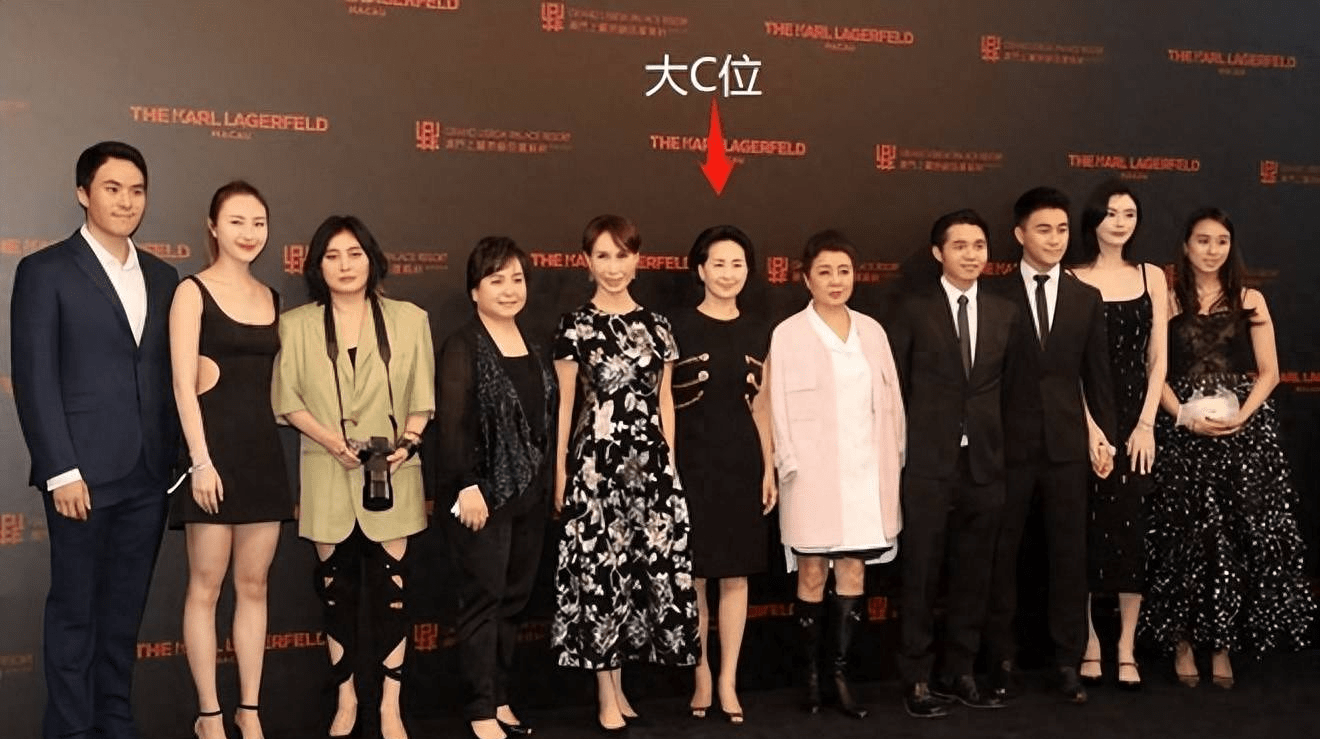 赌王四太现身展会,背30W包显低调,有意让奚梦瑶接手赌王企业