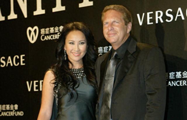 李玟下葬第3天,Bruce带两个女儿吃西餐,桌上摆着香槟气氛好