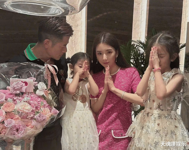 58岁郭富城向方媛高调示爱,上海庆生画面超温馨,女儿颜值赛妈妈