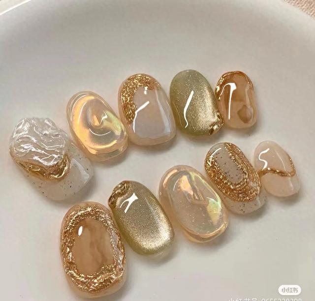 一眼入秋的美甲款式：高级氛围感显白秋冬美甲合集