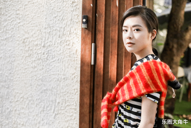 主持人陈辰罕晒全家福,41岁高龄生子,与小3岁老公似姐弟