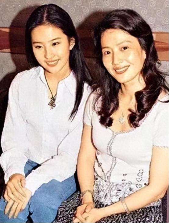 事实证明，离开干爹的刘亦菲，正在走向另一条道路