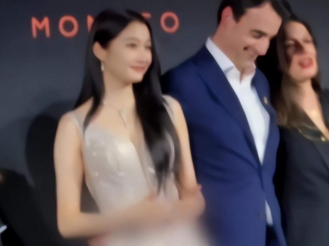 明星在资本面前有多卑微？杨幂被搂腰，张艺谋酒局被推开却不敢出声