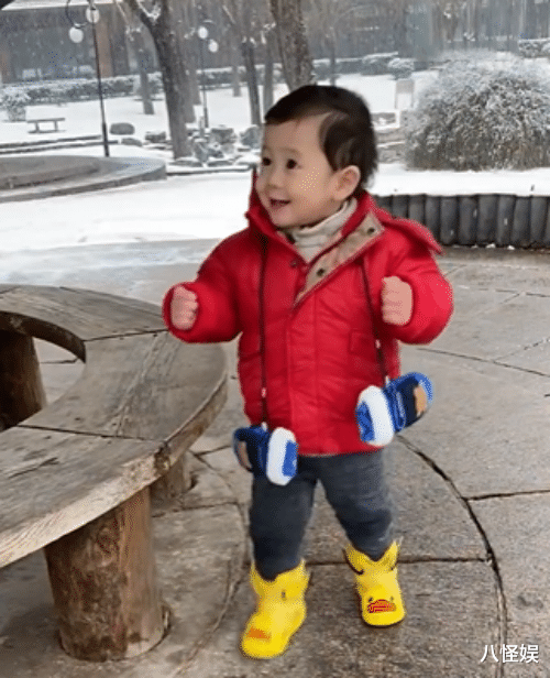 55岁蔡国庆晒父子玩雪照被疑有三胎，小宝宝自带微笑唇，颜值超高