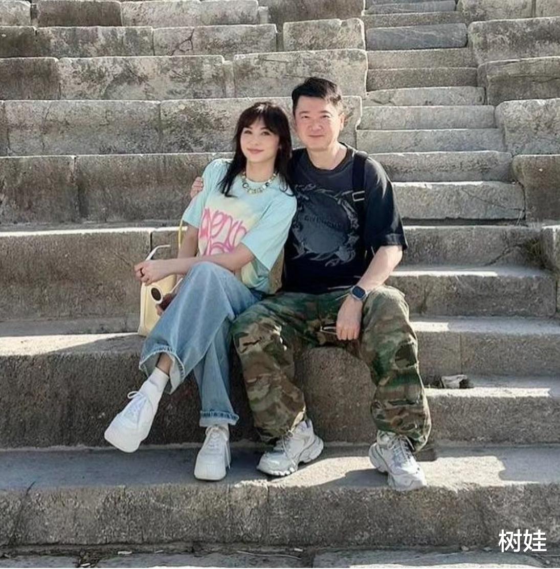 刘銮雄陪甘比看黎明演唱会,手舞足蹈跟唱很投入,面露慈祥心情好