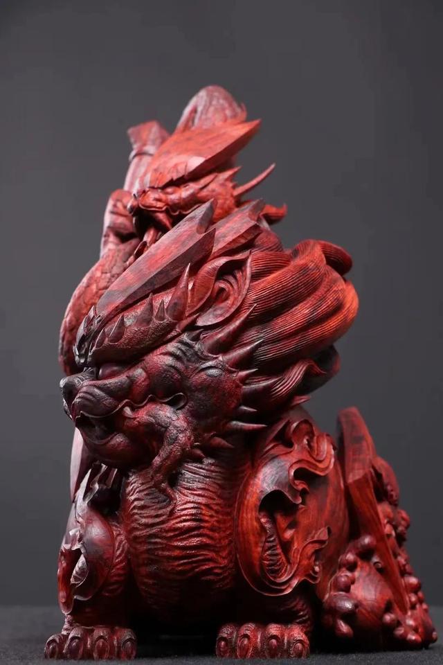 |金剑插身,灵蛇缠绕!这木雕玄武好霸气